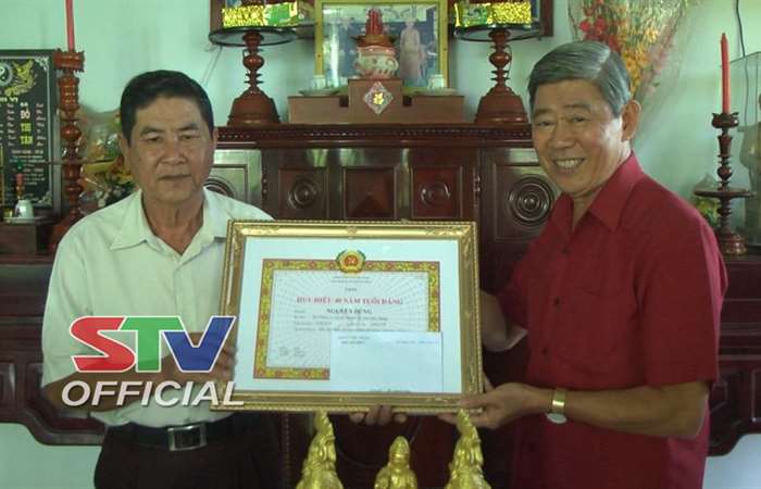 Huyện ủy Kế Sách trao Huy hiệu 40 năm tuổi Đảng