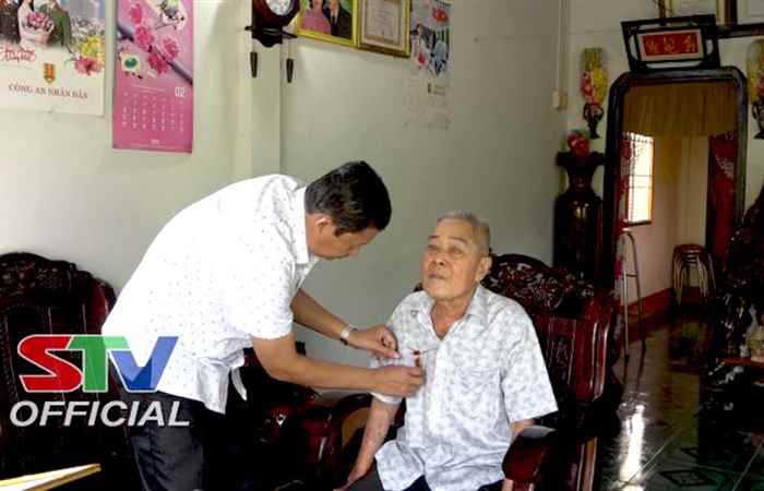Huyện ủy Mỹ Xuyên trao Huy hiệu 60 năm tuổi Đảng cho đồng chí Phan Văn Be 