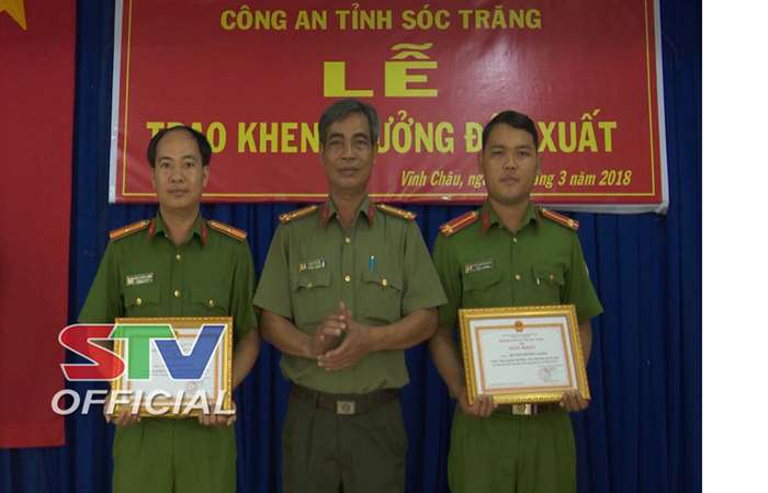 Khen thưởng đột xuất hai đồng chí Công an phường Vĩnh Phước. 