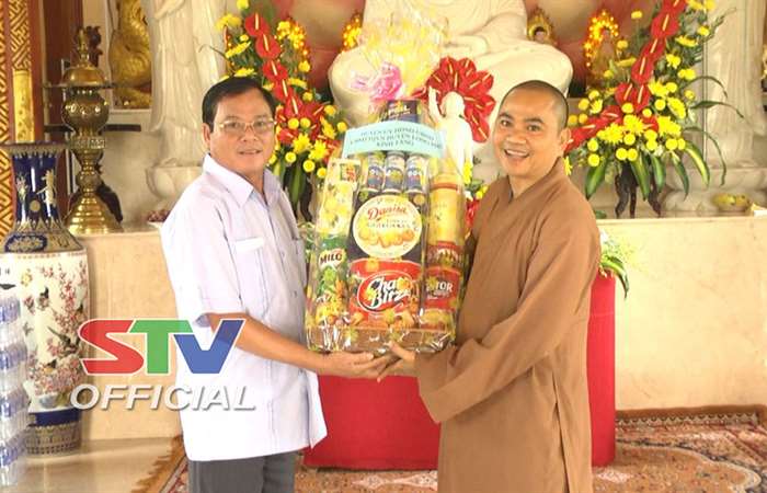 Lãnh đạo huyện Long Phú chúc mừng lễ Phật Đản
