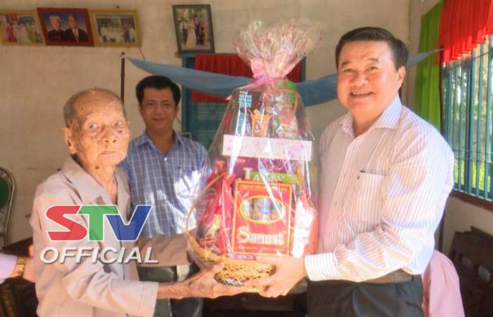 Lãnh đạo huyện Long Phú tặng quà gia đình chính sách