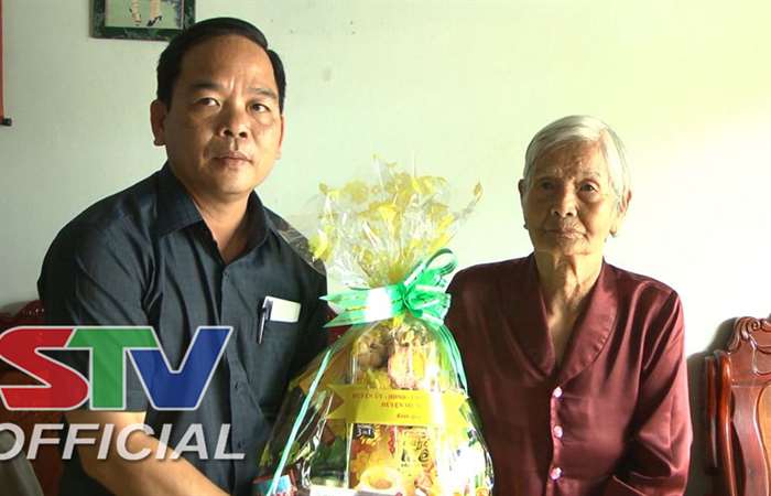 Lãnh đạo huyện Mỹ Xuyên tặng quà Tết các mẹ Việt Nam anh hùng và gia đình chính sách.