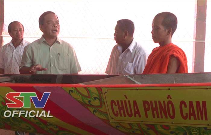 Lãnh đạo huyện Mỹ Xuyên thăm đội ghe Ngo chùa Phnô Cam Bốth