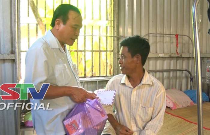 Lãnh đạo huyện Trần Đề đến thăm Trung tâm Y tế huyện.
