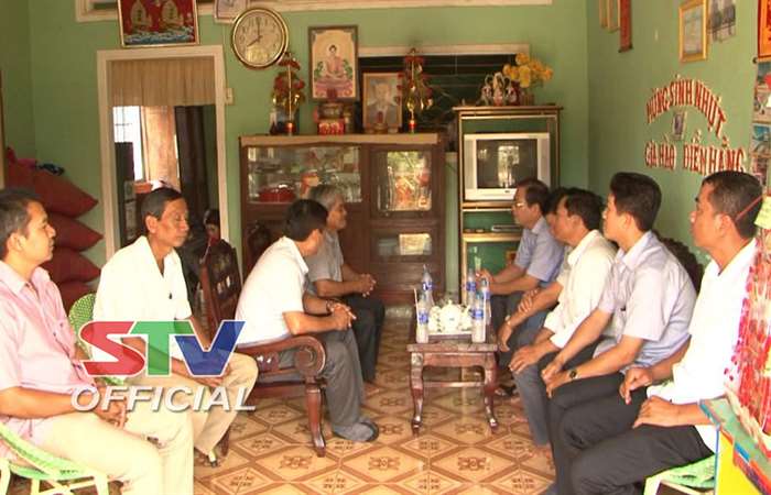 Lãnh đạo huyện Trần Đề tặng quà Tết cho cán bộ Khmer hưu trí  