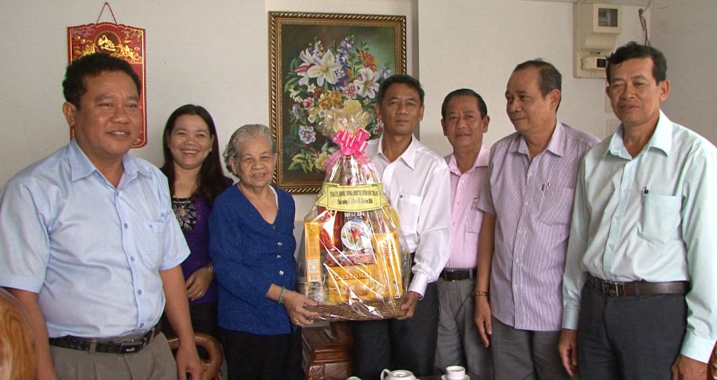 Lãnh đạo tỉnh Sóc Trăng thăm các gia đình chính sách và cán bộ hưu trí tại thành phố Cần Thơ nhân dịp Lễ Dolta của đồng bào Khmer