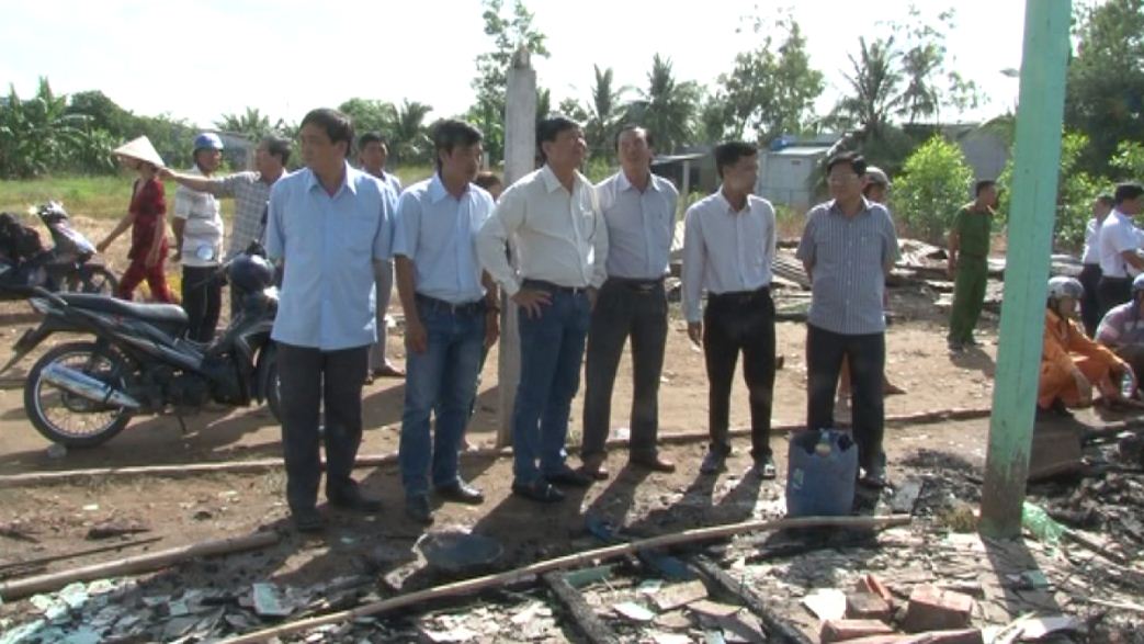 Lãnh đạo huyện Trần Đề thăm các gia đình bị hỏa hoạn.