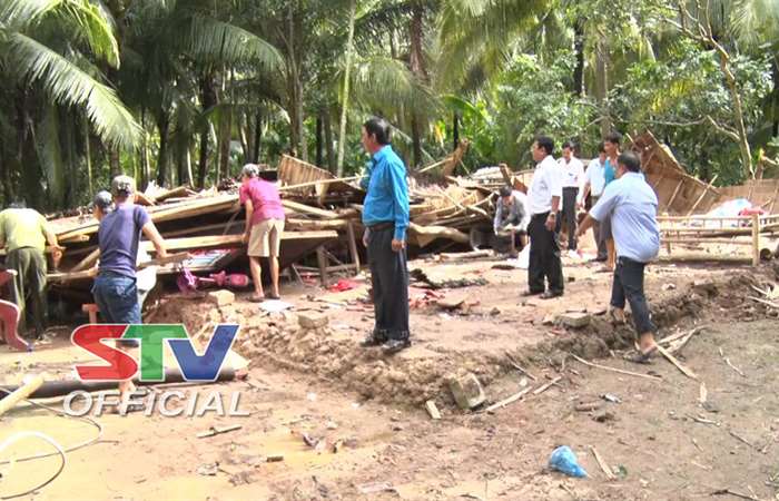 Lốc xoáy làm 6 căn nhà ở Cù Lao Dung bị sập và tốc mái