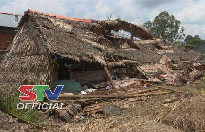 Gió lốc làm tốc mái 23 căn nhà ở Long Phú  