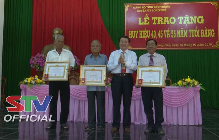 Long Phú trao huy đảng cho đảng viên đợt 3-2