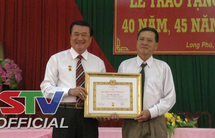Long Phú trao Huy hiệu cho các đồng chí cao niên tuổi đảng