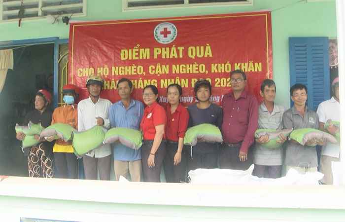 Mỹ Xuyên: Hội Chữ thập đỏ huyện phát gạo cho hộ nghèo, cận nghèo