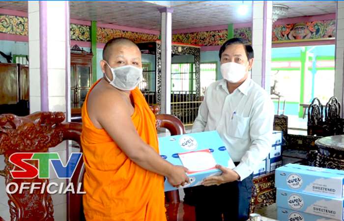 Mỹ Xuyên tặng quà cho 13 chùa Khmer Nam tông nhân mùa “An cư kiết hạ”