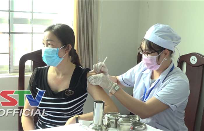Mỹ Xuyên và Long Phú tiêm vaccine phòng COVID-19