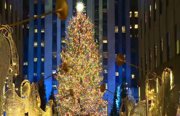 New York thắp sáng cây thông Noel khổng lồ