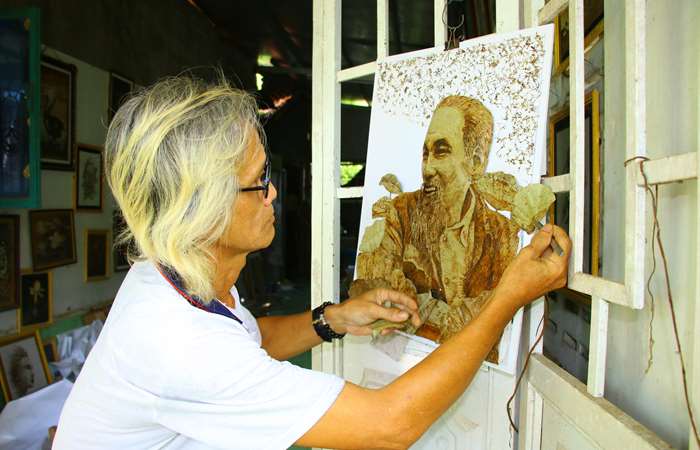 Nghệ nhân Việt sáng tạo với lá sen khô