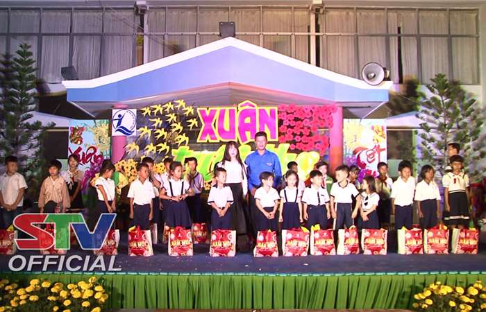 Nhà thiếu nhi tỉnh Sóc Trăng tổ chức văn nghệ trao quà cho trẻ em nghèo