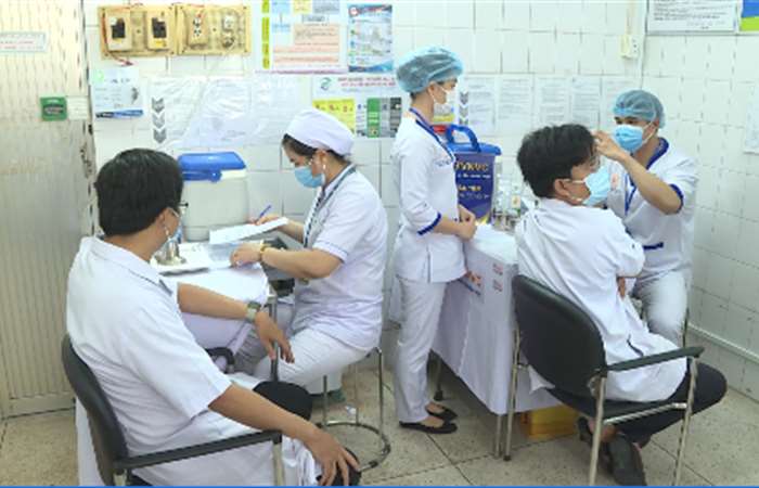 Những y, bác sĩ đầu tiên của thành phố Hồ Chí Minh được tiêm vaccine ngừa COVID-19