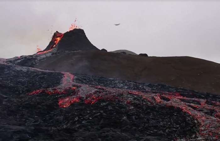 Núi lửa ở Iceland tiếp tục phun trào dung nham