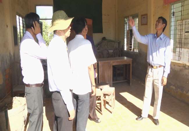  Phó Bí thư Tỉnh ủy khảo sát tình hình hạn mặn và công tác chuẩn bị bầu cử ở thị xã Vĩnh Châu 