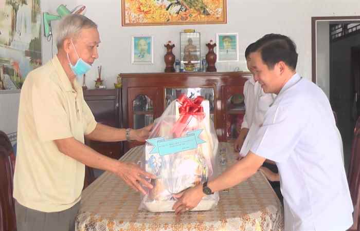 Liên đoàn Lao động tỉnh Sóc Trăng chúc Tết cán bộ hưu trí tại huyện Thạnh Trị