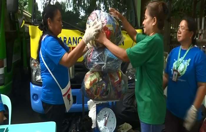 Philippines đổi rác thải nhựa lấy gạo