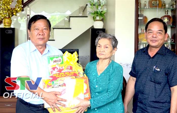 Phó Chủ tịch HĐND tỉnh Sóc Trăng thăm các mẹ Việt Nam Anh hùng, gia đình chính sách tại Mỹ Xuyên