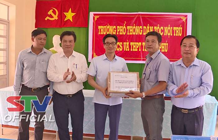 Phó Thủ tướng Chính phủ Vũ Đức Đam thăm Trường phổ thông Dân tộc nội trú Thạnh Phú