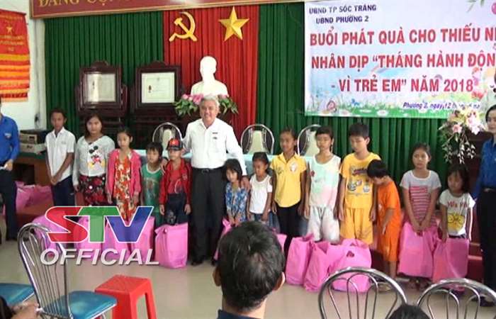 Phường 2 tặng quà trẻ em nghèo