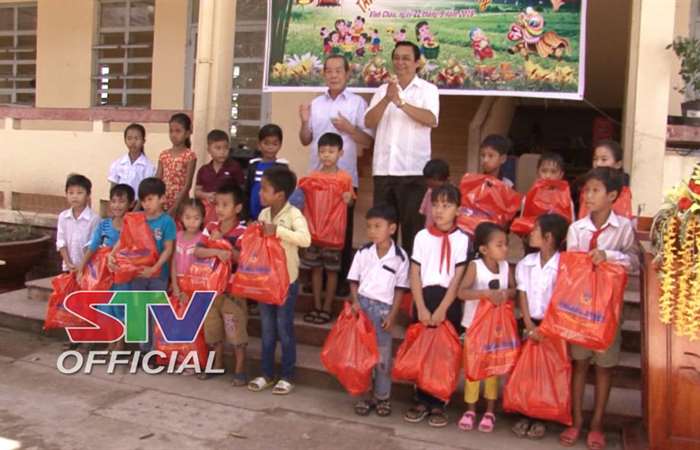 Sở Công thương tặng quà Trung thu cho trẻ em nghèo Vĩnh Châu 