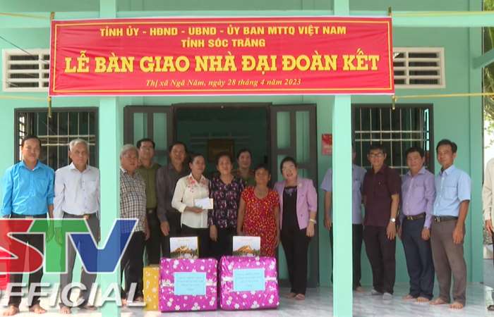 Ủy ban MTTQ Việt Nam tỉnh Sóc Trăng trao tặng 2 căn nhà Đại đoàn kết tại xã Mỹ Bình, TX. Ngã Năm