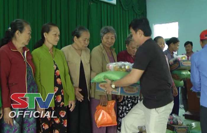 Đảng ủy, UBND xã Long Bình, thị xã Ngã Năm tặng 130 phần quà Tết ở cho hộ nghèo, người già neo đơn.