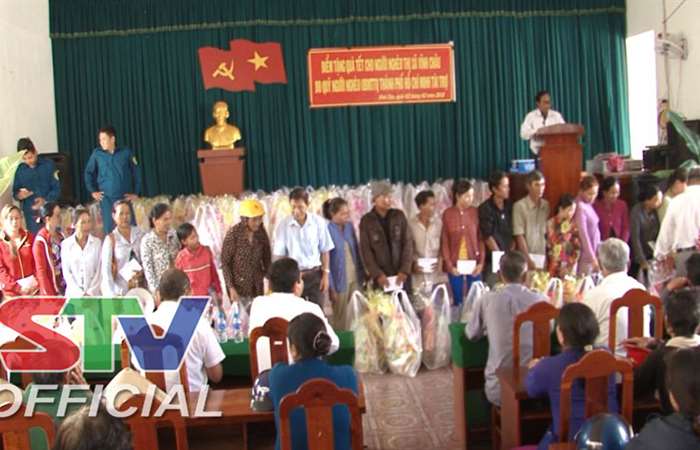 Ủy Ban Mặt trận Tổ quốc Việt Nam tỉnh Sóc Trăng tặng quà Tết cho hộ nghèo ở thị xã Vĩnh Châu.