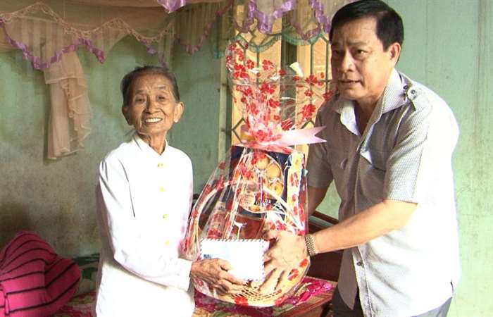 Tặng quà các gia đình chính sách tiêu biểu huyện Thạnh Trị