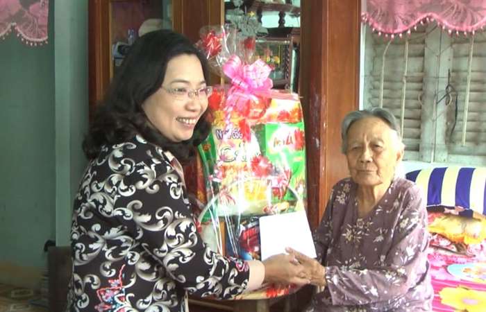 Tặng quà các mẹ Việt Nam anh hùng huyện Châu Thành