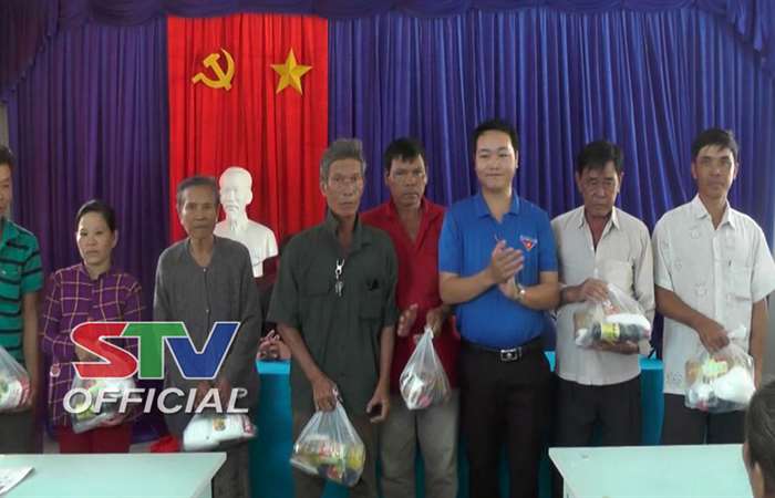 Tặng quà cho nạn nhân chất độc da cam ở huyện Thạnh Trị.