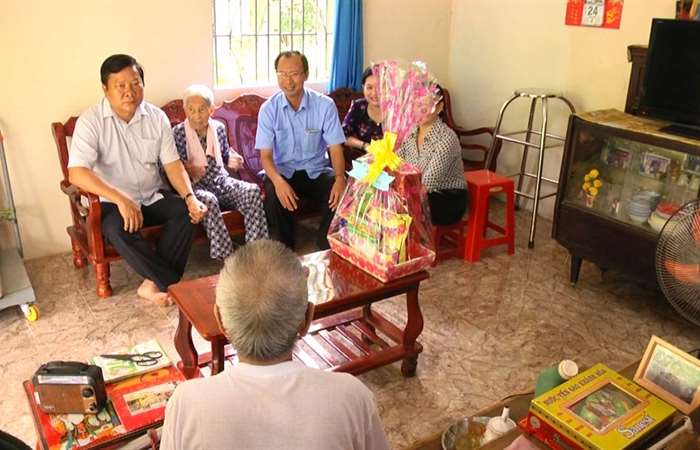 Tặng quà gia đình chính sách ở huyện Cù Lao Dung
