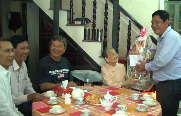 Tặng quà gia đình chính sách tiêu biểu ở huyện Long Phú.