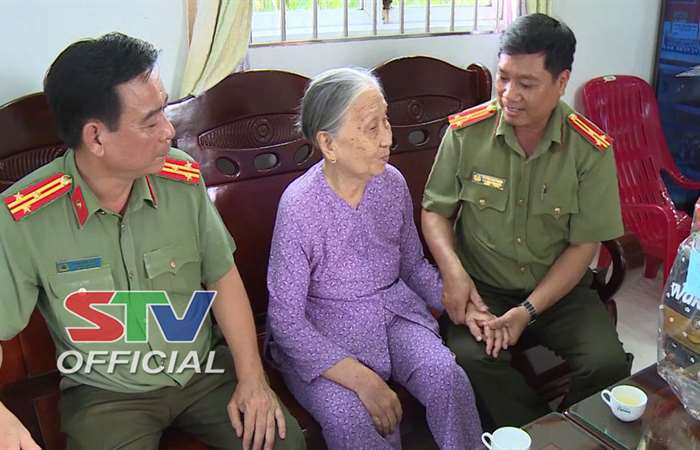 Tặng quà gia đình mẹ Việt Nam anh hùng ở huyện Mỹ Xuyên
