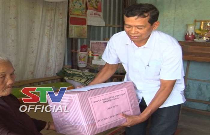 Tặng quà Tết cho hộ Khmer nghèo ở Ngã Năm
