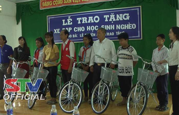 Tặng xe đạp cho học sinh nghèo Kế Thành 