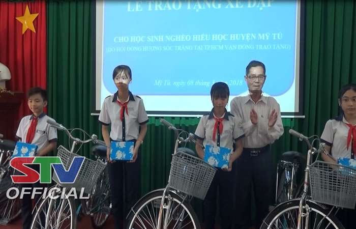 Tặng xe đạp và tập cho học sinh nghèo Mỹ Tú