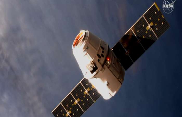 Tàu SpaceX lắp ghép thành công với ISS