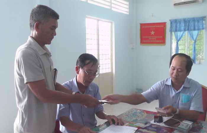 Huyện Thạnh Trị hỗ trợ tiền cho hộ dân bị ảnh hưởng do thiên tai