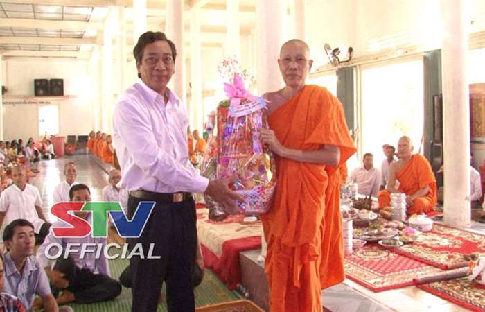 Thị xã Vĩnh Châu tặng quà các chùa Khmer 