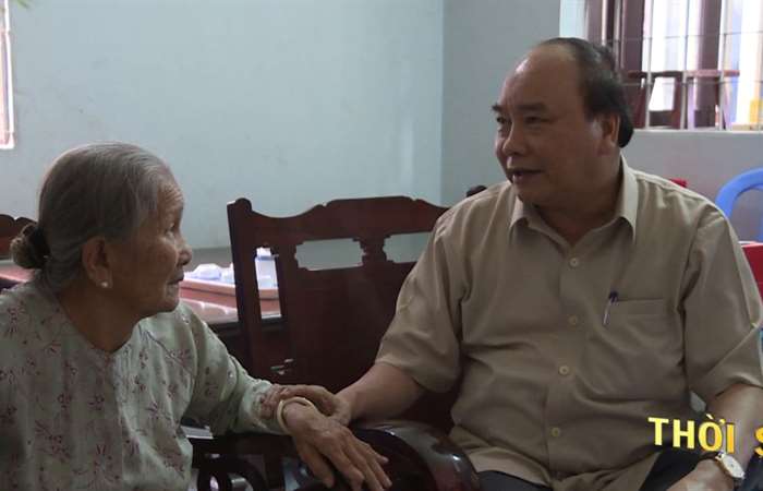 Thủ tướng Nguyễn Xuân Phúc thăm gia đình lão thành cách mạng tại Sóc Trăng