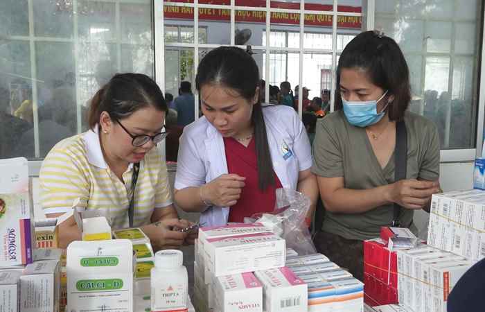 Vĩnh Châu: Hội Chữ thập đỏ khám, chữa bệnh, tặng quà cho Người cao tuổi người nghèo
