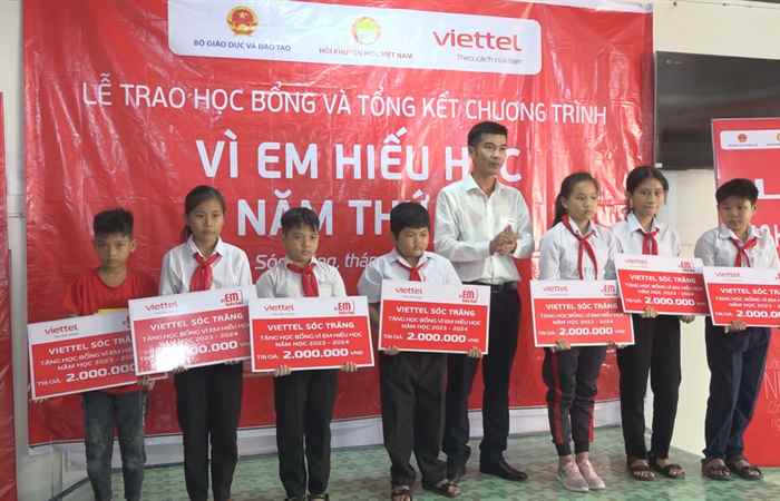Long Phú: Trao học bổng "Vì em hiếu học"  