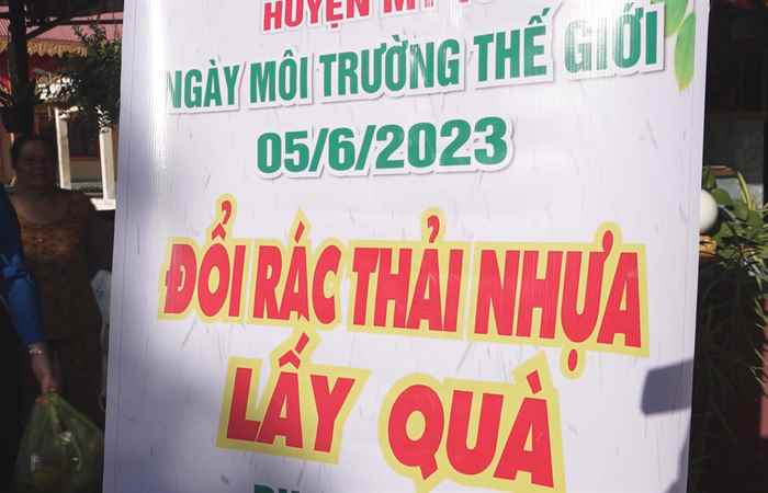 Mỹ Tú: Hội LHPN huyện ra quân vệ sinh môi trường, hưởng ứng Ngày “Môi trường Thế giới”  