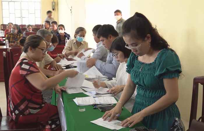 Huyện Trần Đề chi trả tiền đền bù, hỗ trợ giải phóng mặt bằng  cho hộ dân xã Liêu Tú bị ảnh hưởng bởi Dự án Cao tốc